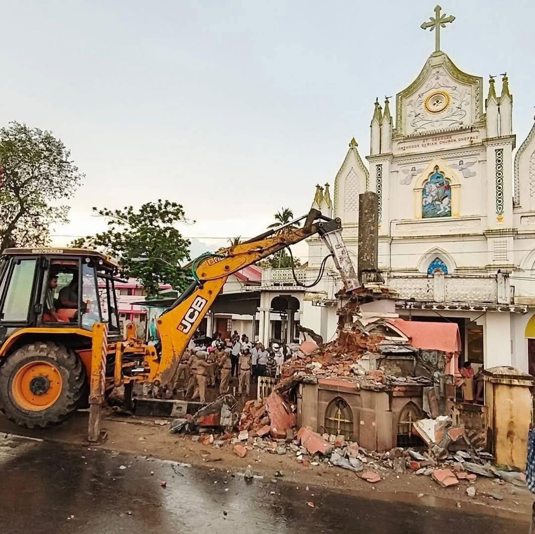 കേരളത്തിലെ മറ്റ് ഏതെങ്കിലും മതവിഭാഗത്തിന്റെ ആരാധനാലയത്തിൽ കടന്നുകയറി ഇത്തരം പൊളിക്കൽ പ്രക്രിയ നടത്താൻ സർക്കാർ തുനിയുമോ